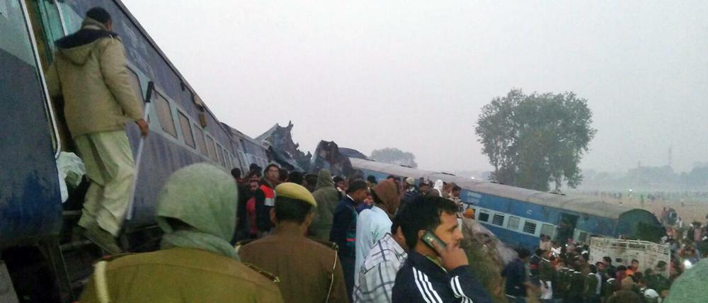 Zugunglück in Nordindien: Viele Waggons sprangen aus den Schienen. 