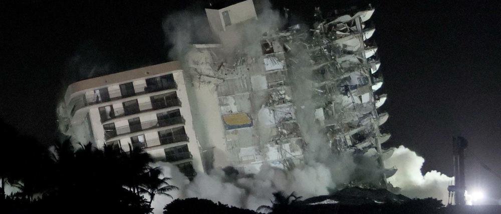 Sprengung des halb eingestürzten Wohnkomplexes in Surfside bei Miami 
