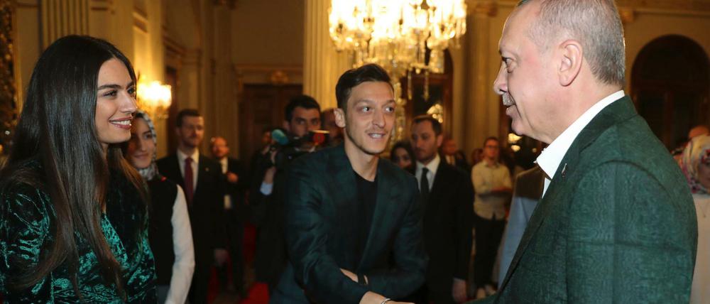 Präsident Erdogan (r),begrüßt Mesut Özil und seine Verlobte Amine Gulse.