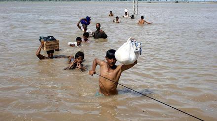Millionen Menschen sind nach der Flut in Pakistan obdachlos. Viele können nur einen Teil ihres Hab und Guts retten.