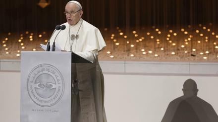 Papst Franzsikus, hier bei einer Rede während seines Besuchs in Abu Dhabi, hat Missbrauch von Nonnen durch katholische Kleriker zugegeben.