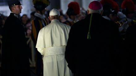 Papst Franziskus (M) geht am 31.12.2017 nach der Jahresabschluss-Messe zum Petersplatz in Vatikanstadt (Vatikan). Foto: Evandro Inetti/ZUMA Wire/dpa +++(c) dpa - Bildfunk+++ |