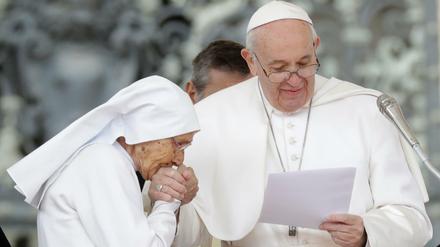 Die 85-jährige Schwester Maria Concetta Esu küsst Papst Franziskus die Hand, während seiner wöchentlichen Generalaudienz auf dem Petersplatz.