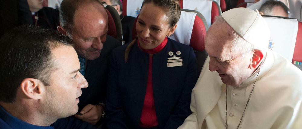 Papst Franziskus hat auf dem Flug von Santiago de Chile nach Iquique zwei Flugbegleiter getraut.