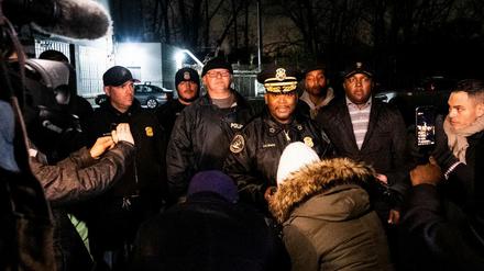 Die Polizei in Detroit informiert die Presse über die Festnahme der Eltern des Schützen.