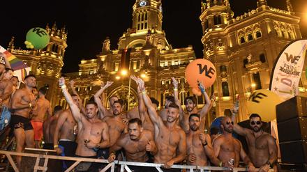 Party in Madrid: Teilnehmer der Parade feiern.    
