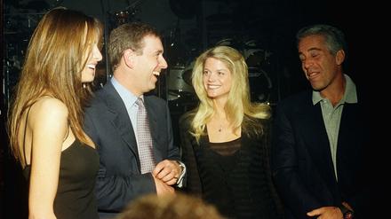 Party People. Melania Trump (von links), Prince Andrew, Gwendolyn Beck und Jeffrey Epstein bei einem Fest des Investmentbankers im Jahr 2000.
