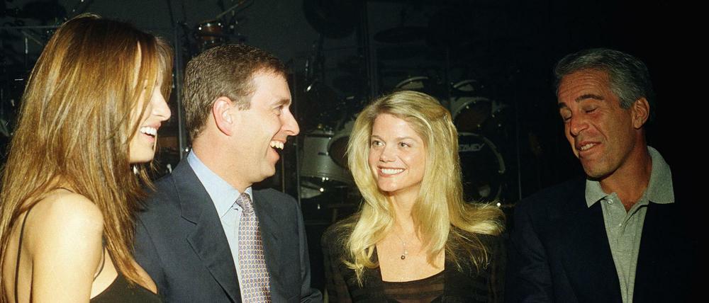 Party People. Melania Trump (von links), Prince Andrew, Gwendolyn Beck und Jeffrey Epstein bei einem Fest des Investmentbankers im Jahr 2000.