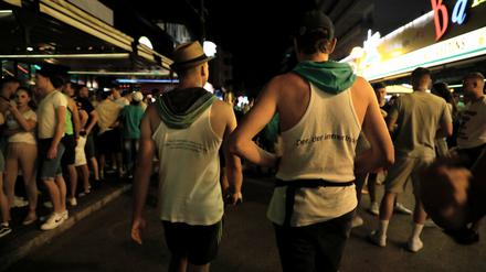 Vorwiegend junge Leute gehen am Abend durch die Schinkenstraße im Party-Viertel Ballermann auf Mallorca.