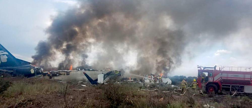 Das brennende und qualmende Wrack des abgestürzten Flugzeugs in Mexiko.
