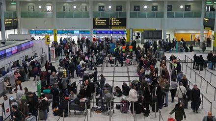 Wartende Passagiere am Flughafen Gatwick in London. 
