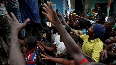 Verwüstetes Haiti: Menschen drängen an Lastwagen, um Lebensmittel zu bekommen.