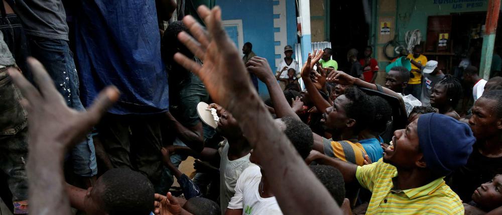 Verwüstetes Haiti: Menschen drängen an Lastwagen, um Lebensmittel zu bekommen.