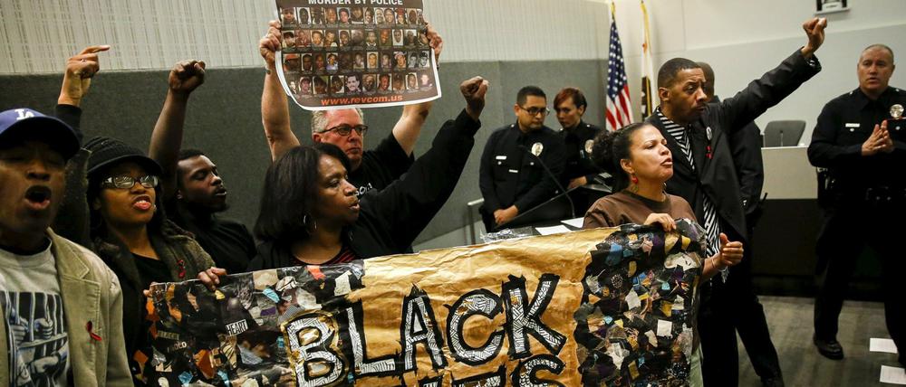 "Black Lives Matter" steht auf einem Banner von Demonstranten während einer Pressekonferenz in einer Polizeiwache in Los Angeles am Dienstag.