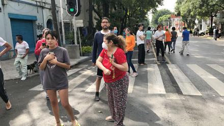 Menschen gehen nach einem Erdbeben in Mexiko-Stadt auf die Straße.