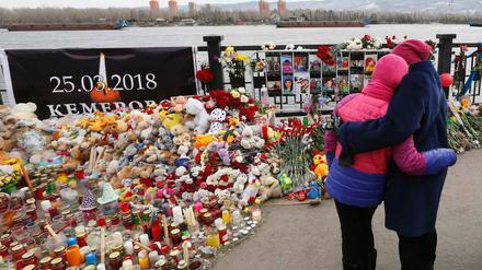 Erinnern an die Opfer: Mehr als 40 Kinder fanden bei der Tragödie in der sibirischen Industriestadt den Tod. 