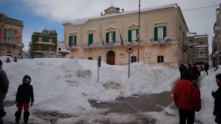 Vor einigen Tagen gab es selbst im südlichen Apulien reichlich Schnee. Viele Kinder konnten nicht zur Schule gehen. Die Klassenräume waren zu kalt.