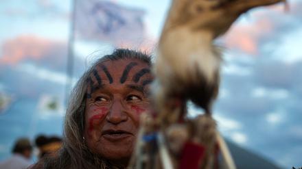 Amerikanische Ureinwohner demonstrieren gegen eine geplante Pipeline. Sie fürchten um heiliges Land und ihre Trinkwasserversorgung.