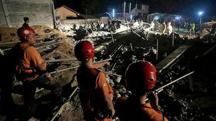 Philippinische Rettungskräfte suchen in der eingestürzten Werkshalle nahe der Hauptstadt Manila nach Leichen.