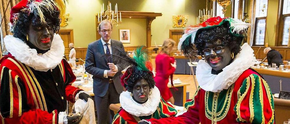 Traditionelle Figur beim Nikolausfest in den Niederlanden: der schwarz angemalte "Zwarte Piet".