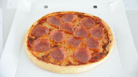 Eine Salamipizza. (Symbolbild)
