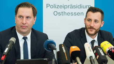 Daniel Muth (l), Kriminaloberrat der Kriminaldirektion Osthessen, und Thomas Hauburger, Sprecher der Staatsanwaltschaft Gießen am Donnerstag vor der Presse. 