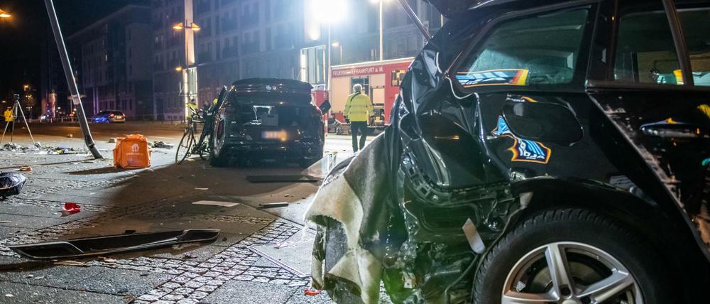 In Frankfurt am Main erfasste ein SUV drei Personen, zwei von ihnen starben.