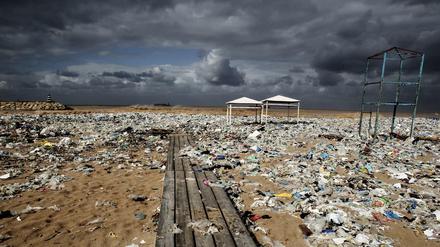 Plastikmüll liegt an einem Strand am Mittelmeer nördlich von Beirut. 