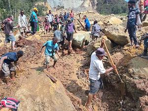 Menschen, die nach einem Erdrutsch im Dorf Yambali in der Region Maip Mulitaka in der Provinz Enga in Papua-Neuguinea graben.