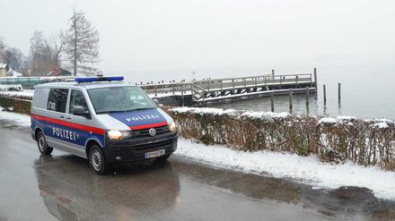 Die österreichische Polizei vor dem Traunsee. Hier wurden zwei Koffer mit Leichenteilen gefunden. 