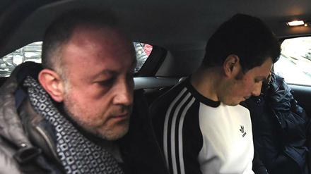 Der Sohn des inhaftierten Camorra-Bosses Paolo Di Lauro (r.) bei seiner Festnahme.