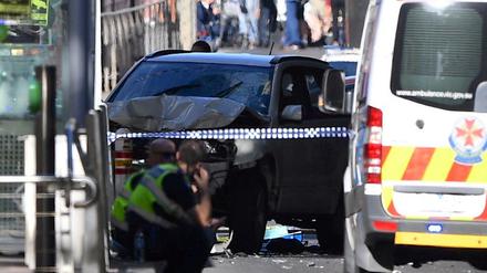 Ein Auto fuhr in Melbourne in der Nähe des Bahnhofs Flinders Street in eine Menschenmenge. 