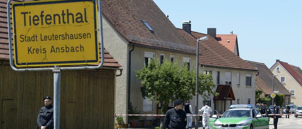 Polizisten und Absperrbänder in Tiefenthal im Kreis Ansbach, Mittelfranken. Hier hat ein Mann bei einem Amoklauf zwei Menschen erschossen. 