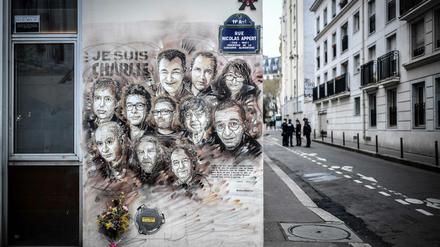 Ein Gemälde erinnert vor dem ehemaligen "Charlie Hebdo"-Gebäude an die Opfer des Anschlags. 