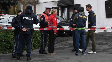 Polizisten stehen am Tatort in Österreich.