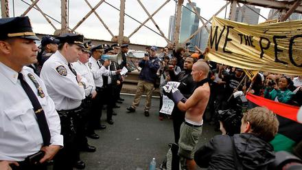 Die Polizei stellt sich den Demonstranten auf der Brooklyn Bridge entgegen.