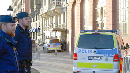 Polizisten vor der Residenz in Stockholm.