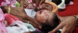 Schon wenige Wochen alte Säuglinge erhalten die Polio-Schluckimpfung, wie hier in Indien. 