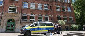 Ein Polizeiauto und mehrere Einsatzkräfte der Polizei stehen vor der Katharinenschule in Esslingen.