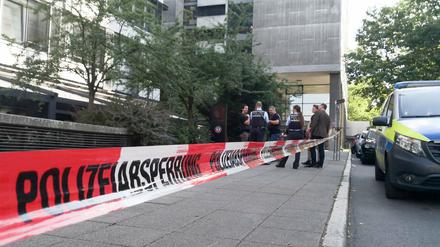 Die Polizei steht vor einem Gebäude in Stuttgart, wo sich zwei männliche Leichen befanden. 