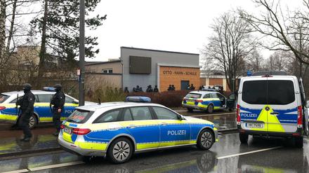 Polizeiautos stehen vor der betroffenen Schule in Hamburg-Jenfeld. 