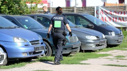 Polizisten sind am Erfurter Stadtrand auf der Suche nach einem Messerangreifer.