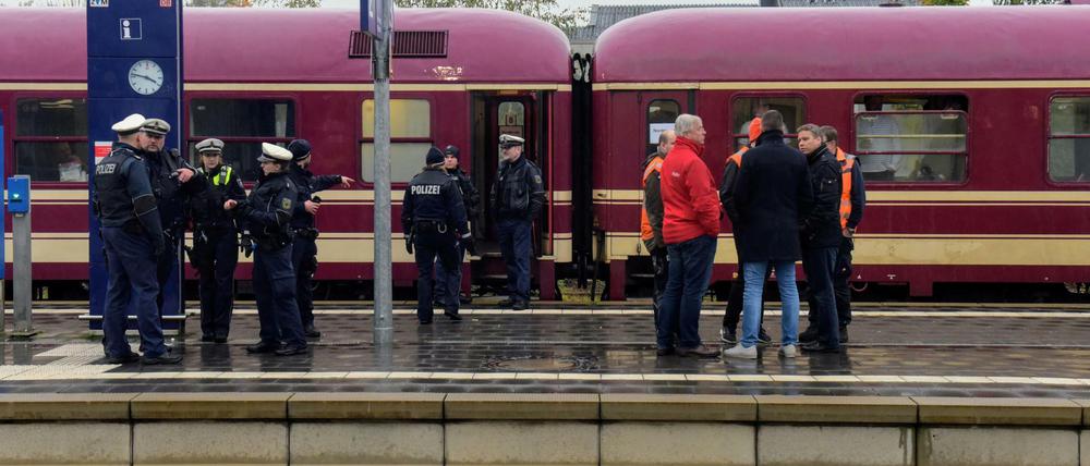 Polizeiaktion in Greven: Nach dem Flaschenwurf stoppten die Ermittler den Partyzug, um Fahrgäste zu befragen. 