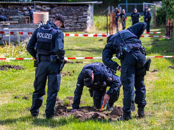 Polizisten und Archäologen suchen auf einem Privatgrundstück nach Beweisen für den Diebstahl eines Goldschatzes aus Oberbayern.