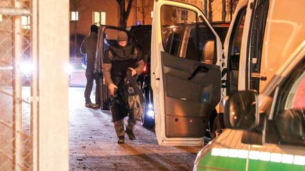 Einsätzkräfte sind in der Nacht am Ankerzentrum zu sehen. In dem Bamberger Ankerzentrum für Flüchtlinge sind bei einem Polizeieinsatz mehrere Menschen verletzt worden. 