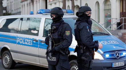 Polizisten bei einem Einsazz in Chemnitz (Symbolbild). 