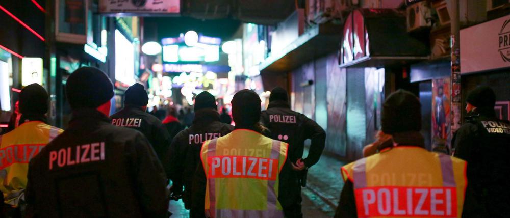 Polizisten patroullieren in Hamburg auf der Straße "Große Freiheit". Mehr als fünf Monate nach den zahlreichen sexuellen Übergriffen in der Silvesternacht ist nun ein Angeklagter freigesprochen worden. 