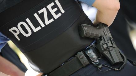 Eine Polizeibeamtin trägt am 19.05.2011 in Frankfurt am Main (Hessen) am Rande von Spurensicherungsmaßnahmen ihre Dienstwaffe am Gürtel. Bei der Vorführung einer neuen Dienstwaffe der Polizei Bremerhaven (Bremen) ist ein Journalist angeschossen und verletzt worden.