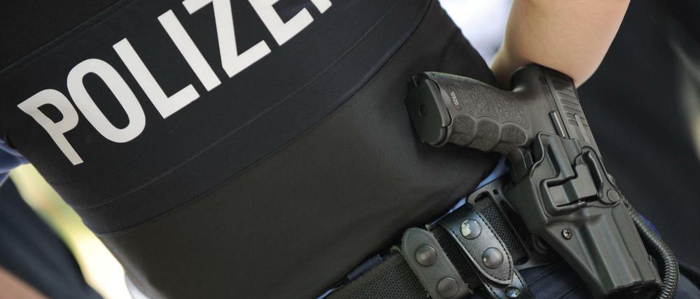 Eine Polizeibeamtin trägt am 19.05.2011 in Frankfurt am Main (Hessen) am Rande von Spurensicherungsmaßnahmen ihre Dienstwaffe am Gürtel. Bei der Vorführung einer neuen Dienstwaffe der Polizei Bremerhaven (Bremen) ist ein Journalist angeschossen und verletzt worden.