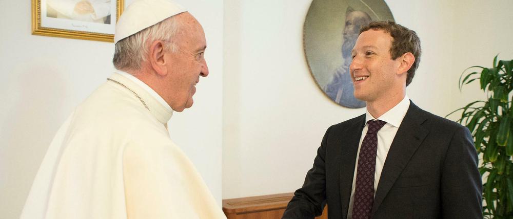 Mark Zuckerberg wird von Papst Franziskus im Vatikan begrüßt. 